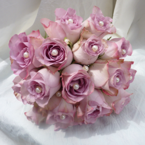 bouquet de mariée de roses agrémenté de perles